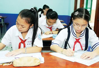 Secondary school students take part in the "Prudential-Good Essay, Good Writing" contest 2010 in HCM City on October 17. Secondary school students take part in the "Prudential-Good Essay, Good Writing" contest 2010 in HCM City on October 17.
