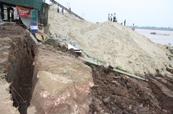 The landside occurring on Hong River dyke is not likely to be over after a 150 meters section falls into the river in Phu Thinh Ward, Son Tay town on Monday (Photo: Dan Tri) The landside occurring on Hong River dyke is not likely to be over after a 150 meters section falls into the river in Phu Thinh Ward, Son Tay town on Monday (Photo: Dan Tri)