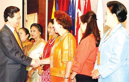Prime Minister Nguyen Tan Dung meets the heads of delegations to the ASEAN Council of Women's Organizations General Assembly which opened in Hanoi on October 19. Prime Minister Nguyen Tan Dung meets the heads of delegations to the ASEAN Council of Women's Organizations General Assembly which opened in Hanoi on October 19.