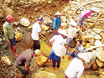People illegally dig in a mountain for gold in Tuong Duong District in the central coastal province of Nghe An. Authorities seem powerless to stop the mining. People illegally dig in a mountain for gold in Tuong Duong District in the central coastal province of Nghe An. Authorities seem powerless to stop the mining.