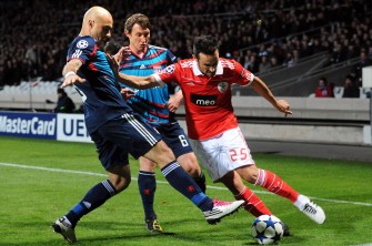 Benfica's Cesar Peixoto (R) vies with Lyon's defender Cris (L) and Lyon's midfielder Kim Kallstrom on October 20, 2010 at the Gerland stadium in Lyon, southeastern France. AFP PHOTO/PHILIPPE MERLE Benfica's Cesar Peixoto (R) vies with Lyon's defender Cris (L) and Lyon's midfielder Kim Kallstrom on October 20, 2010 at the Gerland stadium in Lyon, southeastern France. AFP PHOTO/PHILIPPE MERLE