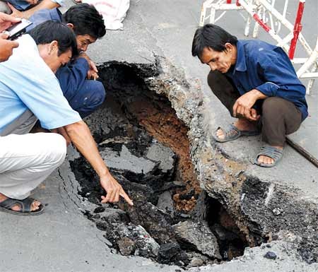 A sinkhole caused by shoddy construction work on Hai Ba Trung Street (Photo: SGGP) A sinkhole caused by shoddy construction work on Hai Ba Trung Street (Photo: SGGP)