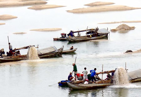 People use pumps to suck sand illegally in the Tra Khuc River in the central coastal province of Quang Ngai (Photo: SGGP) People use pumps to suck sand illegally in the Tra Khuc River in the central coastal province of Quang Ngai (Photo: SGGP)