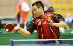 Vietnamese Nguyen Thanh Tu plays in the men's singles qualifying round of the Asian Student Table Tennis Championship at Hai Duong Gymnasium on October 22. (Photo:VNA) Vietnamese Nguyen Thanh Tu plays in the men's singles qualifying round of the Asian Student Table Tennis Championship at Hai Duong Gymnasium on October 22. (Photo:VNA)