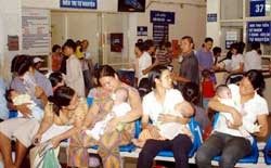 Parents wait for screening for their children at Ha Noi's Central Paediatric Hospital. (Photo:VNA) Parents wait for screening for their children at Ha Noi's Central Paediatric Hospital. (Photo:VNA)