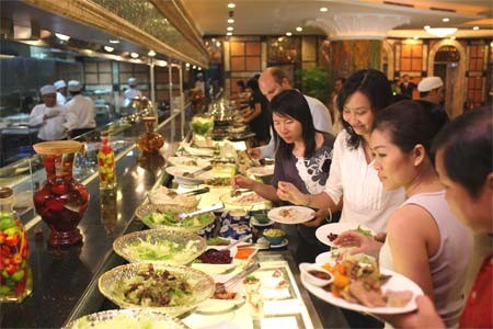 People enjoy buffet at Café Central An Dong People enjoy buffet at Café Central An Dong