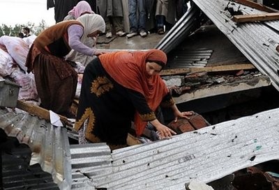 Kashmiri muslims search through the rubble of their damaged house after a gunbattle between suspected militants and Indian troops in Maloora, on the outskirts of Srinagar. Kashmiri muslims search through the rubble of their damaged house after a gunbattle between suspected militants and Indian troops in Maloora, on the outskirts of Srinagar.