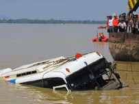 Rescue workers recover the bus from the La River in Ha Tinh Province on October 21. Rescue workers recover the bus from the La River in Ha Tinh Province on October 21.