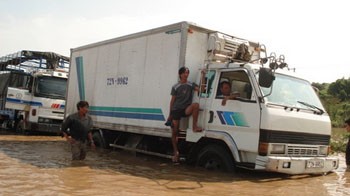 Trucks break down as roads are submerged in floodwaters in a flash flood in Bac Binh District, Binh Thuan Province on October 23 (Photo: Tuoitre) Trucks break down as roads are submerged in floodwaters in a flash flood in Bac Binh District, Binh Thuan Province on October 23 (Photo: Tuoitre)