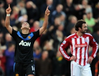 Javier Hernandez (L) gestures after scoring the winning goal against Stoke City on October 24, 2010. AFP Javier Hernandez (L) gestures after scoring the winning goal against Stoke City on October 24, 2010. AFP