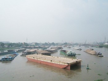 Several barges could not travel through Binh Loi Bridge due to high tide on October 25 (Photo: Tien Phong) Several barges could not travel through Binh Loi Bridge due to high tide on October 25 (Photo: Tien Phong)