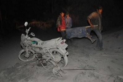 Rescue officials evacuate a victim of the Merapi volcano at Kinahrejo village on October 26, 2010. AFP Rescue officials evacuate a victim of the Merapi volcano at Kinahrejo village on October 26, 2010. AFP
