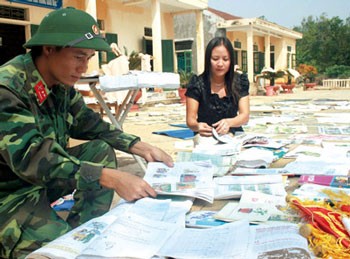 A soldier helps Cam Vinh Primary School's teacher in Ha Tinh Province dry books. A soldier helps Cam Vinh Primary School's teacher in Ha Tinh Province dry books.