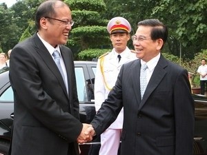 Vietnamese President Nguyen Minh Triet (R) welcomes his Philippine counterpart Benigno S. Aquino III in Hanoi on Oct. 26, 2010 (Photo: Vietnam News Agency) Vietnamese President Nguyen Minh Triet (R) welcomes his Philippine counterpart Benigno S. Aquino III in Hanoi on Oct. 26, 2010 (Photo: Vietnam News Agency)