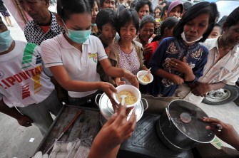Indonesian people displaced by the eruption of Mount Merapi queue for food in Sleman on October 27, 2010. AFP Indonesian people displaced by the eruption of Mount Merapi queue for food in Sleman on October 27, 2010. AFP