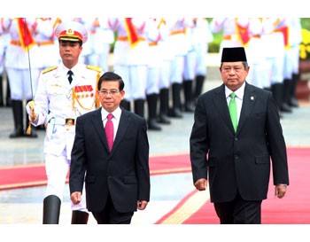 Vietnamese President Nguyen Minh Triet (L) welcomes Indonesian President Sisilo Bambang Yudhoyono at the Presidential Palace in Hanoi on Oct. 27, 2010. (Photo: Minh Dien) Vietnamese President Nguyen Minh Triet (L) welcomes Indonesian President Sisilo Bambang Yudhoyono at the Presidential Palace in Hanoi on Oct. 27, 2010. (Photo: Minh Dien)