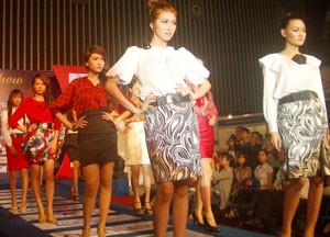 Models perform in a fashion show in the opening day of the 10th Vietnam International Textile and Garments Industry Exhibition in Ho Chi Minh City on Oct. 27, 2010 (Photo: Thuy Hoa) Models perform in a fashion show in the opening day of the 10th Vietnam International Textile and Garments Industry Exhibition in Ho Chi Minh City on Oct. 27, 2010 (Photo: Thuy Hoa)