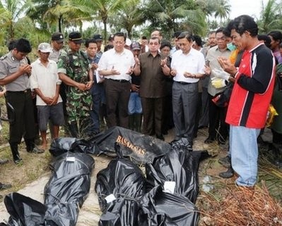 Indonesian officials pray over recovered bodies of tsunami victims in North Pagai island, one of the Mentawai islands, on October 27, 2010 Indonesian officials pray over recovered bodies of tsunami victims in North Pagai island, one of the Mentawai islands, on October 27, 2010