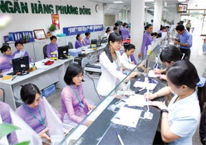 Transactions conducted at an Orient Commercial Bank branch in Ho Chi Minh City (Photo: SGGP) Transactions conducted at an Orient Commercial Bank branch in Ho Chi Minh City (Photo: SGGP)