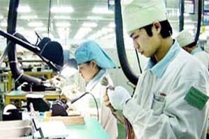 At the wholly Japan-invested Canon factory in North Thang Long Industrial Park in Hanoi. At the wholly Japan-invested Canon factory in North Thang Long Industrial Park in Hanoi.