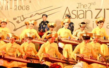 Zitherists of the "Countr's singing" club in HCM City will join the 1st national zither festival 2010. (Photo: Sggp) Zitherists of the "Countr's singing" club in HCM City will join the 1st national zither festival 2010. (Photo: Sggp)