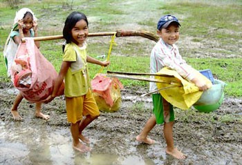 Many children in Minh Hoa District's Tan Hoa Commune in Quang Binh Province have been effected from the severe cold weather. Many children in Minh Hoa District's Tan Hoa Commune in Quang Binh Province have been effected from the severe cold weather.
