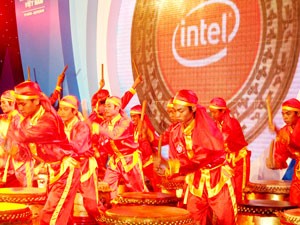A drum performance for the grand opening of Intel’s Vietnam factory in Ho Chi Minh City on Oct. 29, 2010 (Photo: Tuong Thuy) A drum performance for the grand opening of Intel’s Vietnam factory in Ho Chi Minh City on Oct. 29, 2010 (Photo: Tuong Thuy)
