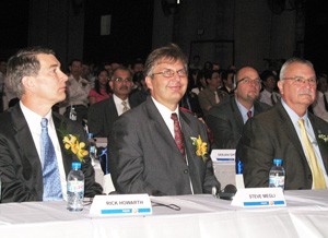 (L-R) Intel Products Vietnam general manager Rick Howarth, Intel Corp. vice president Steve Megli and American Ambassador to Vietnam, Michael Michalak, attend the grand opening of Intel’s Vietnam factory in Ho Chi Minh City on Oct. 29, 2010 (Photo: Tuong Thuy) (L-R) Intel Products Vietnam general manager Rick Howarth, Intel Corp. vice president Steve Megli and American Ambassador to Vietnam, Michael Michalak, attend the grand opening of Intel’s Vietnam factory in Ho Chi Minh City on Oct. 29, 2010 (Photo: Tuong Thuy)