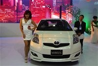 Toyota Vietnam introduces Yaris car for reporters at Vietnam Motorshow 2010 in Hanoi on Thursday. (Photo:Thoibaokinhte) Toyota Vietnam introduces Yaris car for reporters at Vietnam Motorshow 2010 in Hanoi on Thursday. (Photo:Thoibaokinhte)