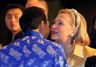 US Secretary of State Hillary Clinton is greeted by South Korean President Lee Myung-bak in Hanoi Oct. 30. AFP US Secretary of State Hillary Clinton is greeted by South Korean President Lee Myung-bak in Hanoi Oct. 30. AFP