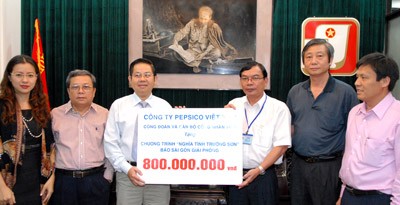Vice Chief Editor of Sai Gon Giai Phong Newspaper Le Tien Tuyen (3rd, R) receives donation from Pepsico Vietnam. (Photo:SGGP) Vice Chief Editor of Sai Gon Giai Phong Newspaper Le Tien Tuyen (3rd, R) receives donation from Pepsico Vietnam. (Photo:SGGP)