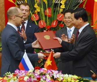Visiting Russian president Dmitry Medvedev (2nd L) and Vietnamese counterpart Nguyen Minh Triet (2nd R) clap as Sergey Kiriyenko (L), General Director of Russia's Rosatom group and Vietnamese Minister of Trade and Industry Vu Huy Hoang exchange signed document on building of one nuclear power plant in Vietnam on October 31, 2010 at the presidential palace in Hanoi. Visiting Russian president Dmitry Medvedev (2nd L) and Vietnamese counterpart Nguyen Minh Triet (2nd R) clap as Sergey Kiriyenko (L), General Director of Russia's Rosatom group and Vietnamese Minister of Trade and Industry Vu Huy Hoang exchange signed document on building of one nuclear power plant in Vietnam on October 31, 2010 at the presidential palace in Hanoi.