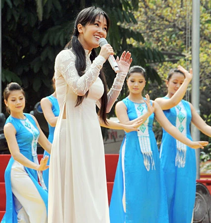 Ca sĩ Hồng Nhung với bài hát Nhớ về Hà Nội trong buổi khai mạc đại lễ. Ảnh: AN DUNG Ca sĩ Hồng Nhung với bài hát Nhớ về Hà Nội trong buổi khai mạc đại lễ. Ảnh: AN DUNG
