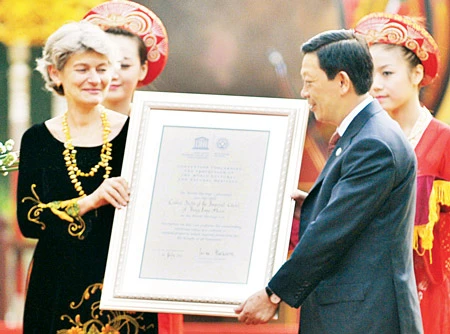 Chủ tịch UBND TP Hà Nội Nguyễn Thế Thảo đón nhận Bằng công nhận Di sản Văn hóa thế giới do Tổng Giám đốc UNESCO trao. Ảnh: MINH ĐIỀN Chủ tịch UBND TP Hà Nội Nguyễn Thế Thảo đón nhận Bằng công nhận Di sản Văn hóa thế giới do Tổng Giám đốc UNESCO trao. Ảnh: MINH ĐIỀN
