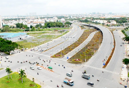 TPHCM không ngừng hoàn thiện hạ tầng giao thông, tạo tiền đề phát triển kinh tế - xã hội trong 5 năm tới. Ảnh: CAO THĂNG TPHCM không ngừng hoàn thiện hạ tầng giao thông, tạo tiền đề phát triển kinh tế - xã hội trong 5 năm tới. Ảnh: CAO THĂNG