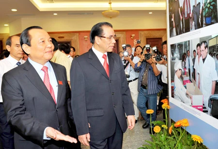 Bí thư Thành ủy Lê Thanh Hải giới thiệu với Tổng Bí thư Nông Đức Mạnh những thành tựu phát triển kinh tế - xã hội của TPHCM trong 5 năm qua. Ảnh: VIỆT DŨNG Bí thư Thành ủy Lê Thanh Hải giới thiệu với Tổng Bí thư Nông Đức Mạnh những thành tựu phát triển kinh tế - xã hội của TPHCM trong 5 năm qua. Ảnh: VIỆT DŨNG