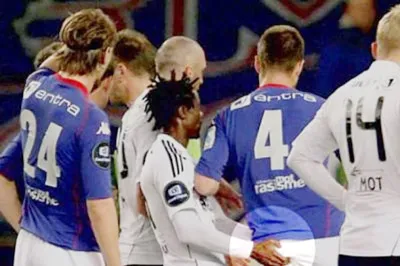 Anthony Annan bấu mông đối phương.