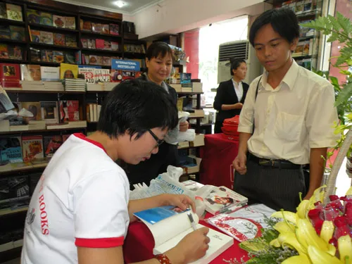Dịch giả Nguyễn Lệ Chi ký tặng sách cho độc giả Dịch giả Nguyễn Lệ Chi ký tặng sách cho độc giả