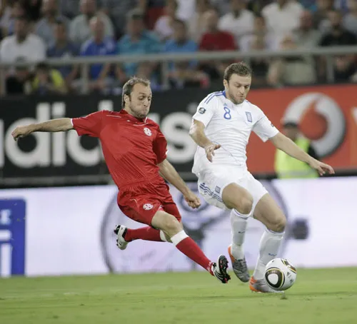 Hậu vệ Xứ Gan Gareth Bale (phải) tranh bóng với Simon Vukcevic của Montenegro, trận đấu Xứ Gan thua 0-1 Hậu vệ Xứ Gan Gareth Bale (phải) tranh bóng với Simon Vukcevic của Montenegro, trận đấu Xứ Gan thua 0-1
