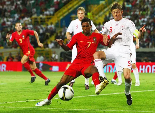 Pha tranh bóng giữa Nani (trái, Bồ Đào Nha) và Jon Dahl Tomasson (Đan Mạch) trận đấu tại vòng loại World Cup 2010 Pha tranh bóng giữa Nani (trái, Bồ Đào Nha) và Jon Dahl Tomasson (Đan Mạch) trận đấu tại vòng loại World Cup 2010