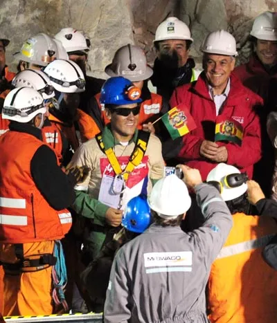 Anh Carlos Mamani người Bolivia duy nhất kẹt trong vụ sụp hầm, là người thợ mỏ thứ 4 được đưa lên mặt đất lúc 13 giờ 20 (giờ Việt Nam) Anh Carlos Mamani người Bolivia duy nhất kẹt trong vụ sụp hầm, là người thợ mỏ thứ 4 được đưa lên mặt đất lúc 13 giờ 20 (giờ Việt Nam)
