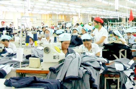 Một xí nghiệp may ở Đồng Tháp Mười thu hút hàng trăm công nhân từ TPHCM về làm việc. Một xí nghiệp may ở Đồng Tháp Mười thu hút hàng trăm công nhân từ TPHCM về làm việc.