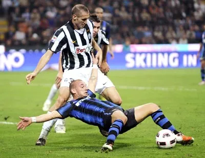Trung vệ Juventus Giorgio Chiellini (trái) cản phá trước tiền vệ Inter MilanWesley Sneijder