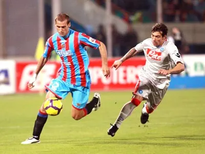 Hậu vệ Catania Alessandro Potenza (trái) tranh bóng với tiền đạo Napoli Ezechiel Lavezzi