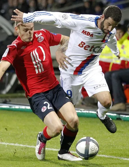 Lisandro Lopez (phải, Lyon) trong trận thắng Lille 3-1 cuối tuần vừa qua