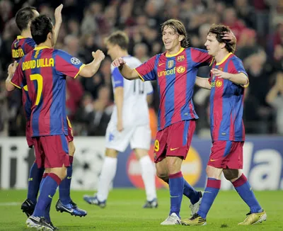 Messi (phải) được đồng đội chia vui sau khi ghi bàn vào lưới Copenhagen. Ảnh: AFP.