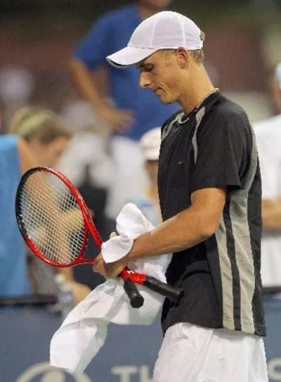 Battistone thắng 1 trận với cây vợt quái dị