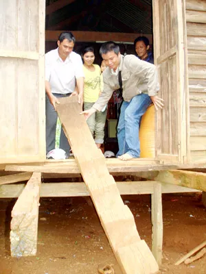 Khi có khách, gia đình anh Y Buih mới lấy cầu thang (làm bằng gỗ thủy tùng) cho khách lên xuống. Khi có khách, gia đình anh Y Buih mới lấy cầu thang (làm bằng gỗ thủy tùng) cho khách lên xuống.