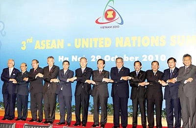 Lãnh đạo các nước ASEAN và Tổng Thư ký Liên hiệp quốc chụp ảnh chung Lãnh đạo các nước ASEAN và Tổng Thư ký Liên hiệp quốc chụp ảnh chung