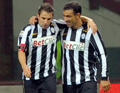 Alessandro Del Piero (trái) và Fabio Quaglierella, cùng ghi bàn vào lưới AC Milan.